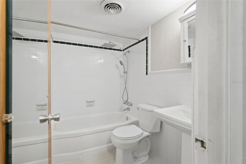 Condominio en venta en Kenneth City, Florida, 1 dormitorio, 60.57 m2 № 2101363 - foto 9