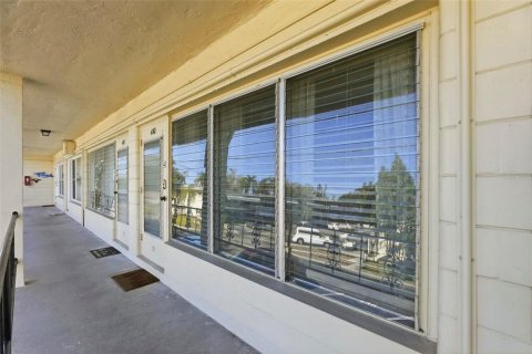 Condominio en venta en Kenneth City, Florida, 1 dormitorio, 60.57 m2 № 2101363 - foto 26