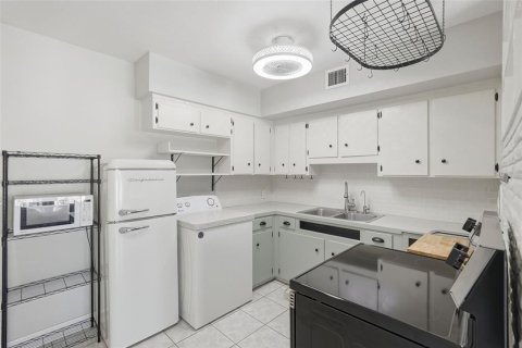 Condominio en venta en Kenneth City, Florida, 1 dormitorio, 60.57 m2 № 2101363 - foto 8