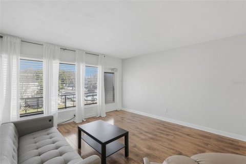 Condominio en venta en Kenneth City, Florida, 1 dormitorio, 60.57 m2 № 2101363 - foto 4
