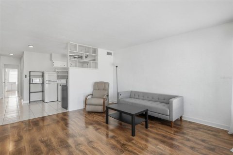 Condominio en venta en Kenneth City, Florida, 1 dormitorio, 60.57 m2 № 2101363 - foto 3