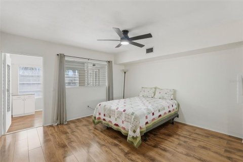 Condominio en venta en Kenneth City, Florida, 1 dormitorio, 60.57 m2 № 2101363 - foto 12