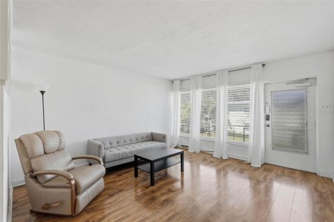 Condominio en venta en Kenneth City, Florida, 1 dormitorio, 60.57 m2 № 2101363 - foto 5
