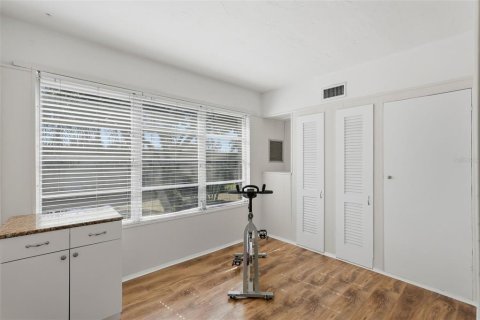Condominio en venta en Kenneth City, Florida, 1 dormitorio, 60.57 m2 № 2101363 - foto 16