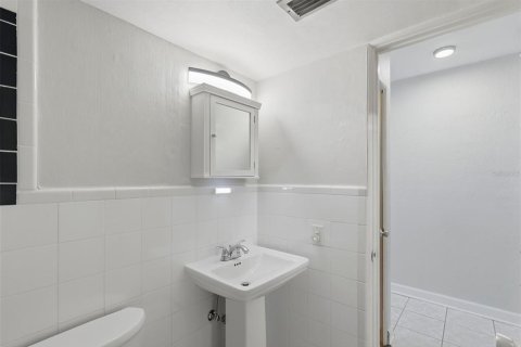 Condominio en venta en Kenneth City, Florida, 1 dormitorio, 60.57 m2 № 2101363 - foto 11