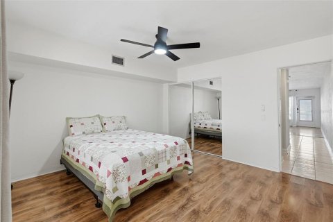 Condominio en venta en Kenneth City, Florida, 1 dormitorio, 60.57 m2 № 2101363 - foto 14