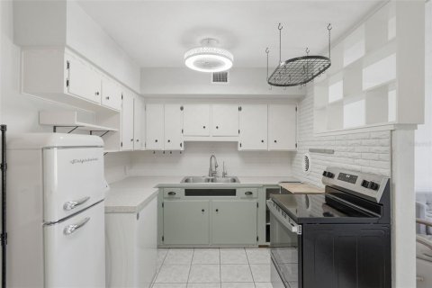 Condominio en venta en Kenneth City, Florida, 1 dormitorio, 60.57 m2 № 2101363 - foto 6
