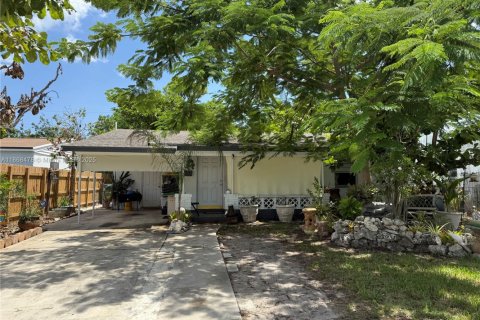Villa ou maison à vendre à Oakland Park, Floride: 2 chambres, 85.1 m2 № 1895305 - photo 2