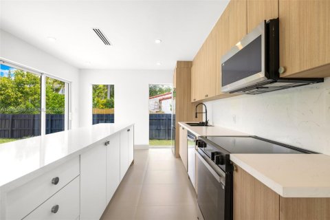 Villa ou maison à vendre à Biscayne Park, Floride: 3 chambres, 168.25 m2 № 2390137 - photo 6