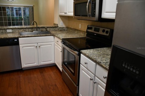 Townhouse in Gainesville, Florida 2 bedrooms, 118.45 sq.m. № 2214953 - photo 6