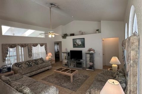 House in Davenport, Florida 4 bedrooms, 172.24 sq.m. № 1766242 - photo 6
