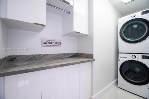 Villa ou maison à vendre à Miami, Floride: 4 chambres, 161.37 m2 № 1984362 - photo 19