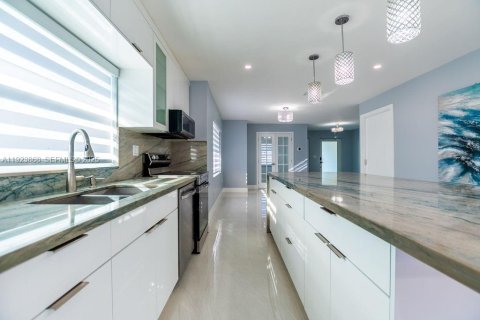 Villa ou maison à vendre à Miami, Floride: 4 chambres, 161.37 m2 № 1984362 - photo 17