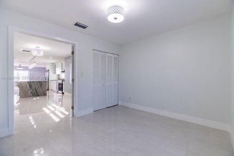 Villa ou maison à vendre à Miami, Floride: 4 chambres, 161.37 m2 № 1984362 - photo 22