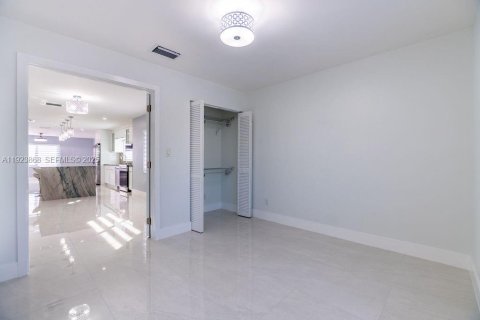 Villa ou maison à vendre à Miami, Floride: 4 chambres, 161.37 m2 № 1984362 - photo 23