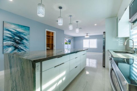Villa ou maison à vendre à Miami, Floride: 4 chambres, 161.37 m2 № 1984362 - photo 12