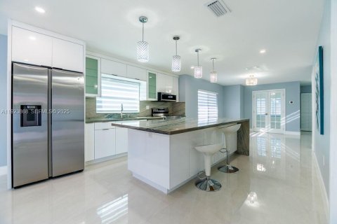 Villa ou maison à vendre à Miami, Floride: 4 chambres, 161.37 m2 № 1984362 - photo 11