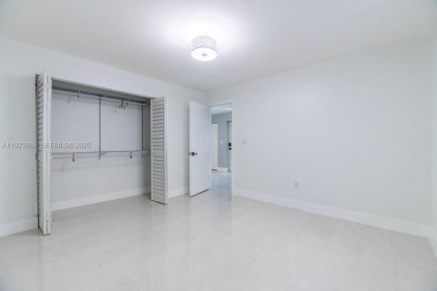Villa ou maison à vendre à Miami, Floride: 4 chambres, 161.37 m2 № 1984362 - photo 29