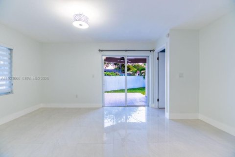 Casa en venta en Miami, Florida, 4 dormitorios, 161.37 m2 № 1984362 - foto 5