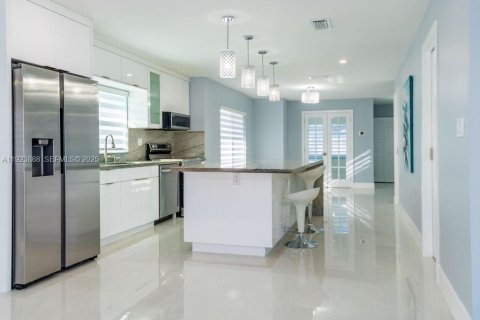 Villa ou maison à vendre à Miami, Floride: 4 chambres, 161.37 m2 № 1984362 - photo 14