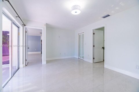 Casa en venta en Miami, Florida, 4 dormitorios, 161.37 m2 № 1984362 - foto 3
