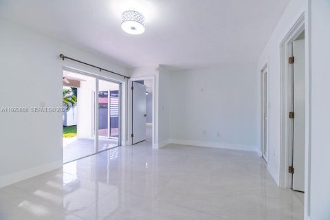 Casa en venta en Miami, Florida, 4 dormitorios, 161.37 m2 № 1984362 - foto 4