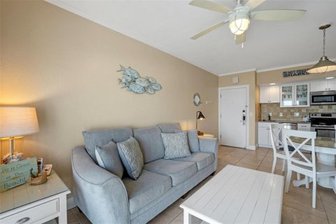 Condo in New Smyrna Beach, Florida, 1 bedroom  № 1718541 - photo 16