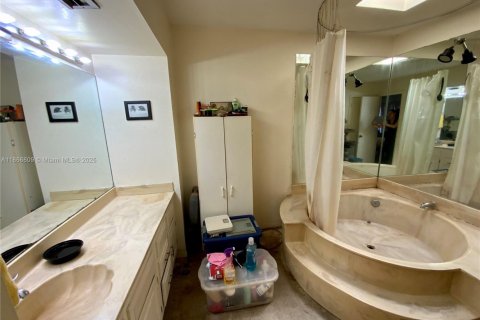 Touwnhouse à vendre à Miami, Floride: 2 chambres, 123.56 m2 № 1928926 - photo 8
