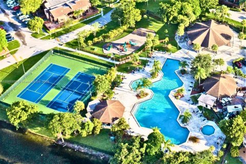 Touwnhouse à vendre à Miami, Floride: 2 chambres, 123.56 m2 № 1928926 - photo 6