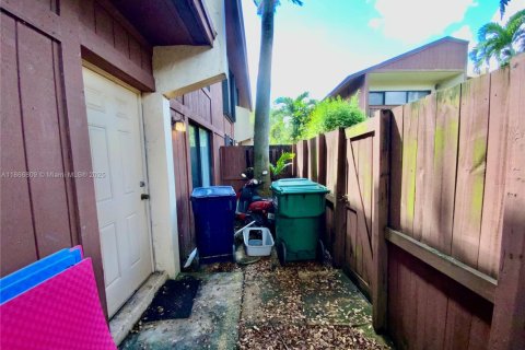 Touwnhouse à vendre à Miami, Floride: 2 chambres, 123.56 m2 № 1928926 - photo 29