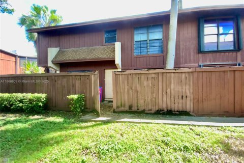 Touwnhouse à vendre à Miami, Floride: 2 chambres, 123.56 m2 № 1928926 - photo 1