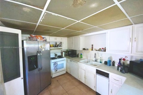 Touwnhouse à vendre à Miami, Floride: 2 chambres, 123.56 m2 № 1928926 - photo 2