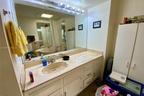 Touwnhouse à vendre à Miami, Floride: 2 chambres, 123.56 m2 № 1928926 - photo 9