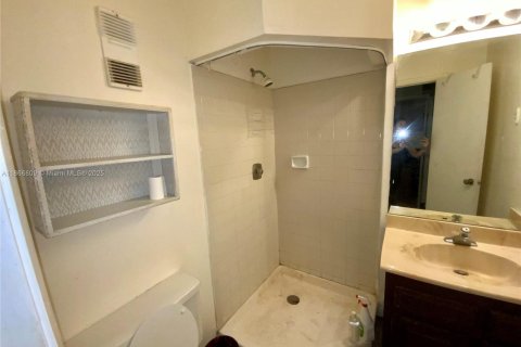 Touwnhouse à vendre à Miami, Floride: 2 chambres, 123.56 m2 № 1928926 - photo 14