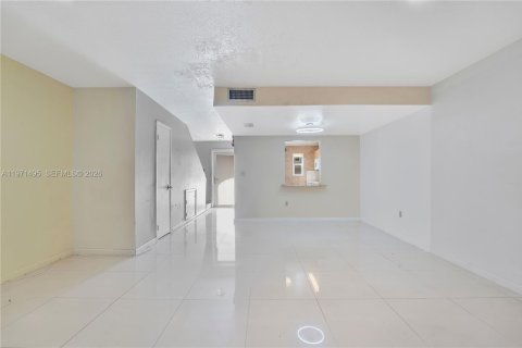 Townhouse in Miami Gardens, Florida 2 bedrooms, 103.12 sq.m. № 2033021 - photo 4