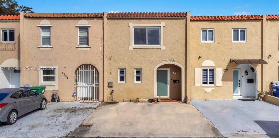 Townhouse in Miami Gardens, Florida 2 bedrooms, 103.12 sq.m. № 2033021