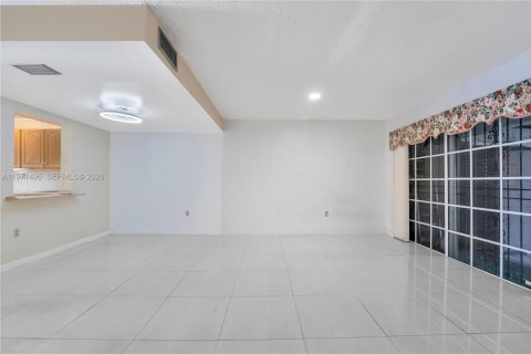 Townhouse in Miami Gardens, Florida 2 bedrooms, 103.12 sq.m. № 2033021 - photo 3