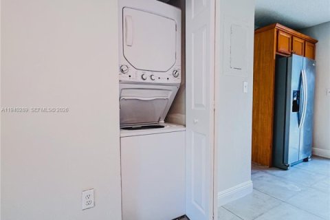 Снять в аренду таунхаус в Майами, Флорида 1 спальня, 69.77м2, № 2004447 - фото 15