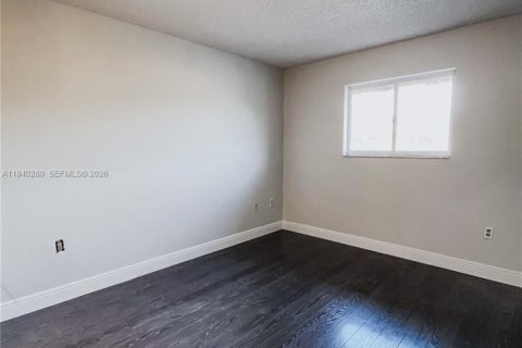 Снять в аренду таунхаус в Майами, Флорида 1 спальня, 69.77м2, № 2004447 - фото 9