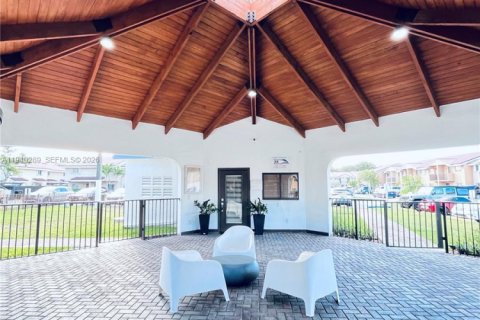 Снять в аренду таунхаус в Майами, Флорида 1 спальня, 69.77м2, № 2004447 - фото 17