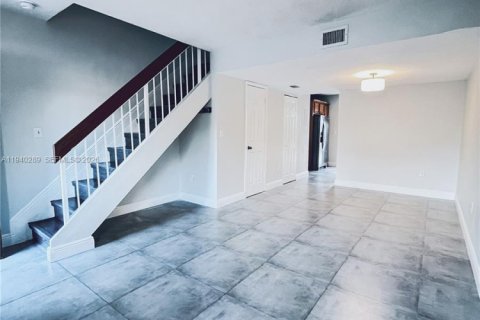 Снять в аренду таунхаус в Майами, Флорида 1 спальня, 69.77м2, № 2004447 - фото 7