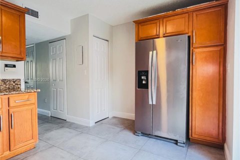 Снять в аренду таунхаус в Майами, Флорида 1 спальня, 69.77м2, № 2004447 - фото 3