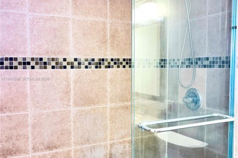 Снять в аренду таунхаус в Майами, Флорида 1 спальня, 69.77м2, № 2004447 - фото 13