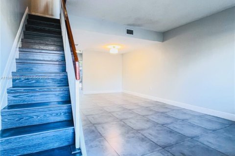 Снять в аренду таунхаус в Майами, Флорида 1 спальня, 69.77м2, № 2004447 - фото 12