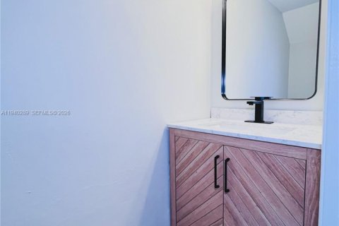 Снять в аренду таунхаус в Майами, Флорида 1 спальня, 69.77м2, № 2004447 - фото 8