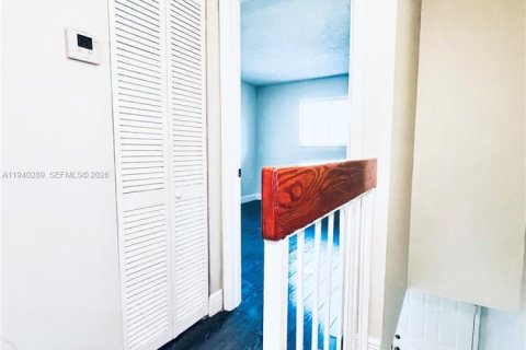 Снять в аренду таунхаус в Майами, Флорида 1 спальня, 69.77м2, № 2004447 - фото 16