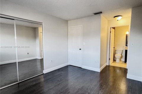 Снять в аренду таунхаус в Майами, Флорида 1 спальня, 69.77м2, № 2004447 - фото 11