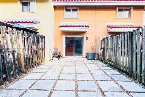 Снять в аренду таунхаус в Майами, Флорида 1 спальня, 69.77м2, № 2004447 - фото 5