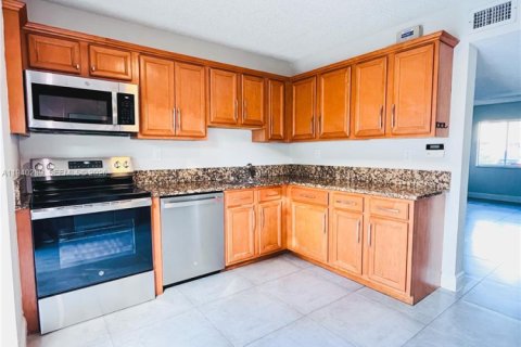 Снять в аренду таунхаус в Майами, Флорида 1 спальня, 69.77м2, № 2004447 - фото 2