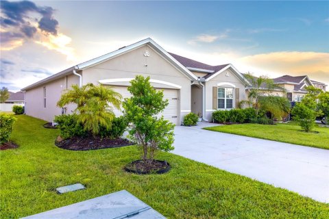 House in Palm Bay, Florida 4 bedrooms, 178.19 sq.m. № 1908984 - photo 3